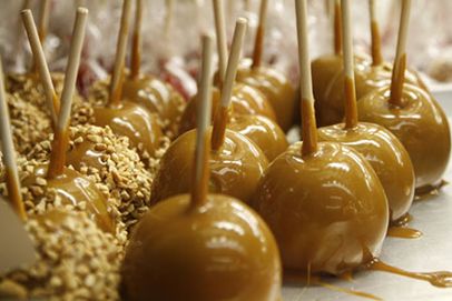 IAFP 2015: Experts May Have Determined How Caramel Apples Caused That Listeria Outbreak Healthy Caramel Apple, Vegan Halloween Treat, Fall Traditions, Caramel Apples Recipe, State Fair Food, Caramel Apples Easy, Honey Caramel, Carnival Food, Food On Sticks