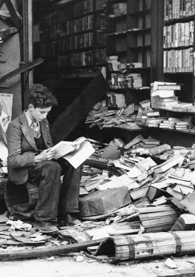 b53bba7c0199f966ac79b8aa4a7ae34a London Bookshop, Pile Of Books, Marjolein Bastin, Air Raid, Vintage Versace, October 8, The Ruins, Foto Art, Vintage Vogue