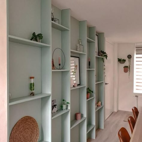 Je eigen kast maken met dit DIY stappenplan! - DIY stappenplan - Kluswijzer - Bij Heleen Diy Bookshelf Design, Diy Built In Shelves, Diy Kast, Bookcase Diy, Tv Wand, Ikea Billy Bookcase, Dinning Room Design, Bookcase Design, Bookshelf Design