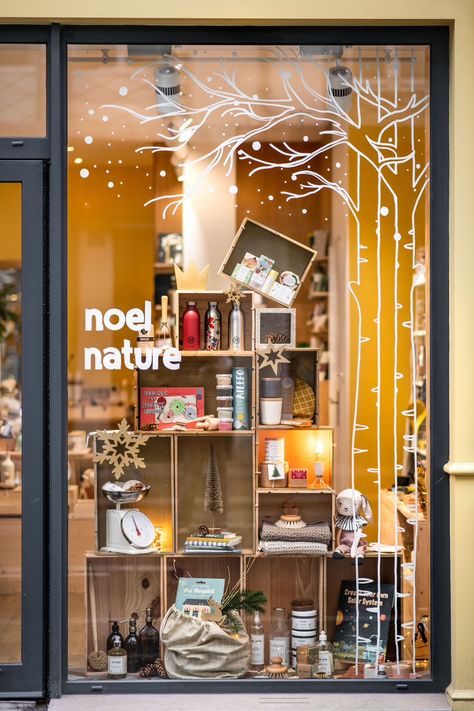 Boutique Front Window Display Ideas, Gift Shop Window Display Ideas, Boutique Christmas Window Display, Book Store Window Display, Shop Window Design Ideas, Store Front Christmas Window Display, Window Display Design Creative, Boutique Store Front Ideas, Creative Retail Display