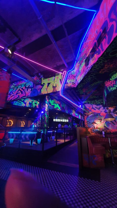 Graffiti Nightclub, Small Town Mystery, Indoor Volleyball, 80s Synth, Nightclub Aesthetic, Zombie Attack, Arcade Room, Graffiti Wildstyle, Qhd Wallpaper