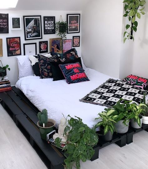 King Size Bed On Floor Ideas, Black Pallet Bed Frame, Floor Bed Side Table Ideas, Floor Beds Aesthetic, King Mattress On Floor Ideas, Black Pallet Bed, Queen Bed On Floor Ideas, On The Floor Bed Ideas, Floor Bed Ideas For Adults Small Room