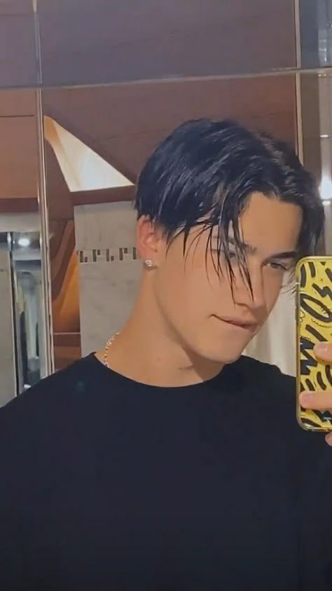 Middle Part Undercut, Middle Part Haircut, Messy Pixie Haircut, Fade Haircut Styles, Middle Hair, Gents Hair Style, Middle Part Hairstyles, Mens Hairstyles Medium, Asian Men Hairstyle