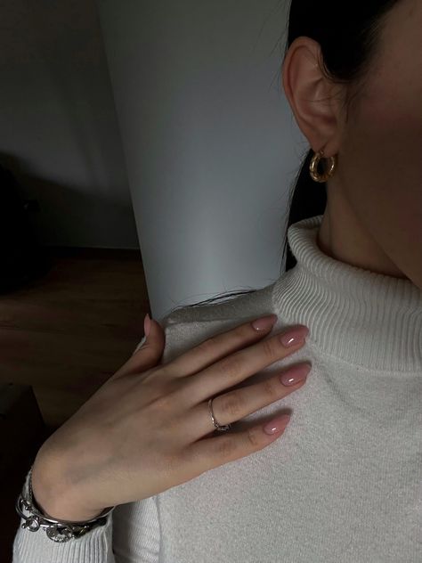 Chic outift white turtleneck nude nails gold earrings sleek low ponytail classy parisian simple minimalist that girl Parisian Nails, Dream Nails, Instagram Worthy, Aesthetic Outfits, Paris, Nails, Makeup, On Instagram, Instagram