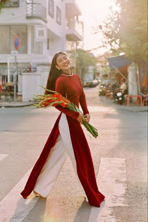 Vietnamese Ao Dai Traditional Dresses, Vietnamese Womens Fashion, Asian Culture Outfit, Chup Anh Tet, Ao Dai Graduation Photoshoot, Ao Dai Graduation, Ao Dai Photoshoot, Imlek Outfit, Red Ao Dai Wedding