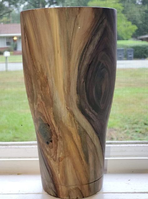 Mens Tumbler Cup, Mens Tumbler Cup Ideas, Tumbler Ideas For Men, Epoxy Tumbler Ideas, Tumbler For Men, Wood Grain Tumbler, Yeti Cup Designs, Crafty Decor, Epoxy Tumbler