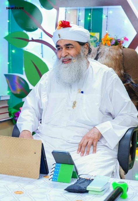 Molana Ilyas Qadri, Ilyas Attar Qadri Pics, Beautiful Sketches With Deep Meaning, Dawat E Islami, Ilyas Qadri, Medina Mosque, Oneplus Wallpapers, Look Up Quotes, Muslim Pictures