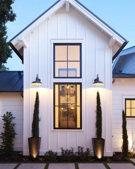 Vertical Siding: The Newest Exterior Trend Vertical Siding Exterior, Black Home Design, Paint Siding, Vinyl Siding Ideas, Vertical Vinyl Siding, Board And Batten Exterior, White Modern Farmhouse, Black Window Frames, White Siding