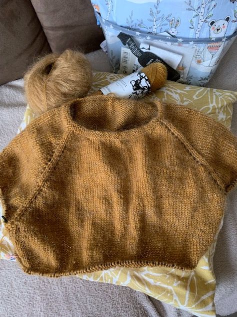 J’ai tricoté mon premier pull en circulaire: le Trescao d’Along avec Anna – Nana et Chocolat Topdown Knitting Free Pattern, Raglan Top, Free Knitting, Free Pattern, Knitting, Pattern