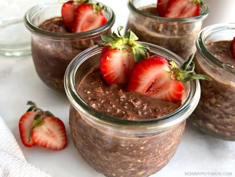 Creamy, chocolatey and rich in healthy fats, these chocolate overnight oats are a simple and delicious make-ahead breakfast recipe. Overnight Oats Copycat, Healthy Chocolate Overnight Oats, Chocolate Overnight Oats Healthy, Double Chocolate Overnight Oats, Fancy Oatmeal, Mush Overnight Oats, Blended Overnight Oats Chocolate, Dairy Free Chocolate Overnight Oats, Chocolate Overnight Oats Recipe