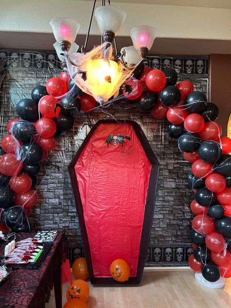 Vampire Party Decor, Dracula Party, Vampire Birthday, Vampire School, Vampire Ball, Vampire Party, Spooky Diy, Sweet 16 Themes, Prom Decor