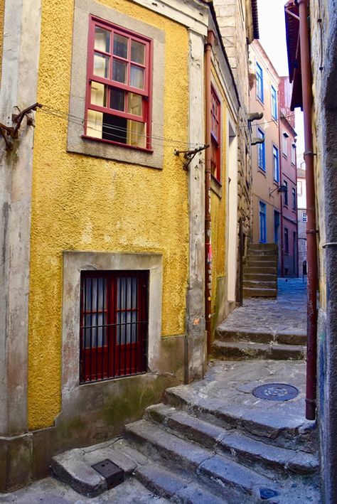 Street Scenes Painting, European Alleyway, Painting Reference Photos Landscape, Urban Sketching Reference Photos, Alley Aesthetic, European Streets, Portugal Architecture, Building Drawing, Home Library Design