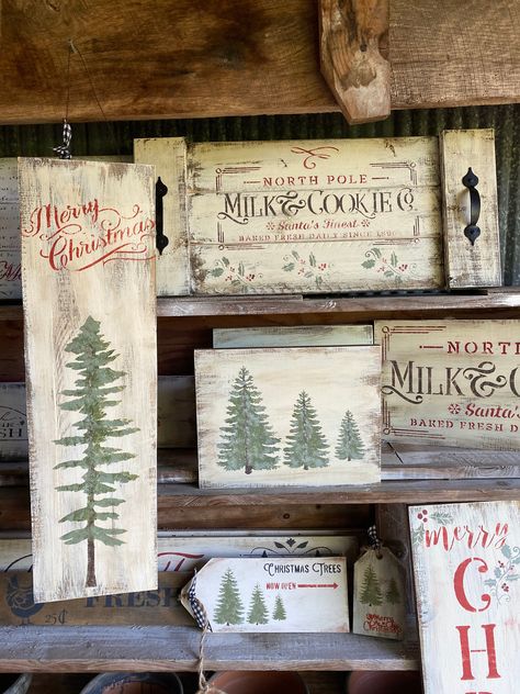 Christmas Signs Wood Tree, Winter Painted Wood Signs, Small Wooden Christmas Signs, Christmas Crafts With Wood, Rustic Wood Signs Farmhouse Style, Hand Painted Christmas Signs, Outdoor Christmas Signs, Christmas Boards Signs, Painted Christmas Signs