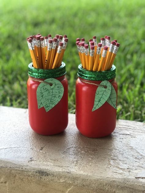 Pencil Mason Jar, Apple Mason Jar, Mason Jar Teacher Gifts, Appreciation Gifts Diy, Teacher Appreciation Gifts Diy, Mason Jar Projects, Teacher Craft, Pencil Holders, Teachers Diy