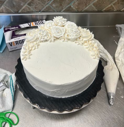 White Icing Cake Decoration, White Rose Cake, Birth Cake, Buttercream Rose Cake, 1 Tier Cake, White Flower Cake, Birth Cakes, Food Favors, Single Tier Cake