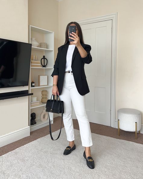 Black Blazer And White Sneakers, Slim Loafers Outfit, White Ankle Jeans Outfit, Fitted Blazer Outfit, Spring Minimalist Outfit, Outfit Bogota, White Loafers Outfit, Ankle Jeans Outfit, White Tops Outfit