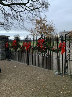 Christmas Fence Decor, Fence Decor Ideas, Christmas Fence, Fence Lights, Lantern Christmas, Ornament Garland, Pine Garland, Garland Christmas, Fence Decor