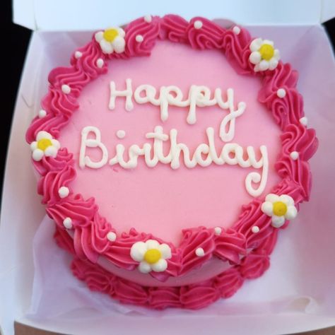 Happy birthday mini cake Small Round Cake Ideas, Cute Circle Cakes, Small Round Birthday Cake, Small Cakes Ideas Birthdays, Birthday Cake Circle, Happy Birthday Mini Cake, Circle Birthday Cake, Pink Round Cake, Pink Happy Birthday Cake