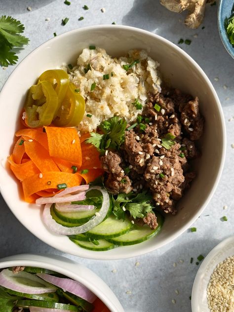 These healthy teriyaki beef bowls are a delicious and easy dinner the whole family will enjoy. Paleo, whole30 and glute free! Ground Lamb Meatballs, Sesame Chicken Recipe, Teriyaki Beef, Healthy Meat Recipes, Cauliflower Rice Recipes, Beef Bowls, Whole 30 Diet, Dairy Free Paleo, Dinner With Ground Beef