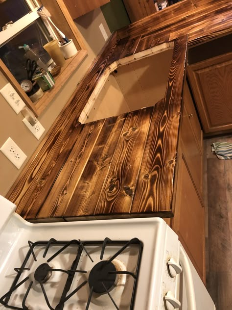 Pallet Wood Countertops Kitchen, Rustic Countertops Kitchen Counters, Pallet Wood Countertop, Pallet Countertop Kitchen, Burnt Wood Countertops Kitchen, Diy Cabin Kitchen, Rustic House Remodeling Ideas, Rustic Remodeling Ideas, Burnt Wood Countertops