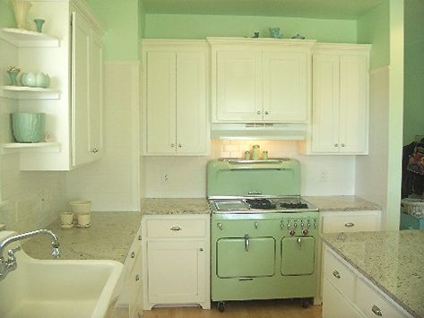 vintage-kitchen-jade-green-stove-white-cabinets-granite-countertops Mint Green Kitchen, Mint Kitchen, 50s Kitchen, Vintage Stoves, Vintage Interior Design, Kitchen Stove, Decoration Stickers, Vintage Interior, Kitchen Photos