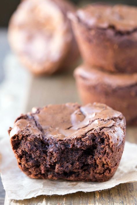 Go beyond the average brownie by making brownies in muffin tins - just like they do at Costco! These mini brownie bites are baked to perfection every time. Muffin Tin Brownies, Mini Brownie Bites, Bbq Dessert, Brownie Bites Recipe, Recipe Cheesecake, Brownie Muffins, Mini Brownies, Cookie Brownie Recipe, Homemade Snickers