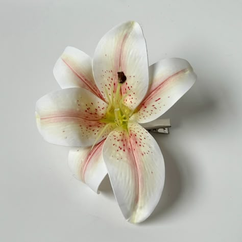 floral hair clips ! orchids & lilies ⭐️🫐🍯👼🏼 these singular flower clips make the perfect multifunctional accessory - they can be added onto a scarf , bag , clothes as well as hair !! #hairaccessories #floweraccessories #lilies #orchids #flowerclip Lily Hair Clip, Singular Flower, Scarf Bag, Floral Hair Clip, Bag Clothes, Hair Clamps, Flower Accessories, Flower Clip, Floral Hair