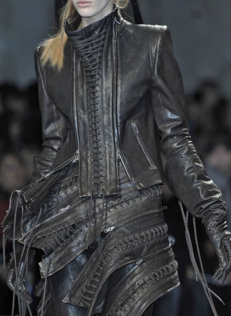 Ropa Upcycling, 2011 Fashion, Gloves Fashion, Runway Details, Concept Clothing, New Rock, Ann Demeulemeester, Mode Inspo, Fashion Killa