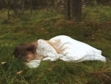 Picnic At Hanging Rock, Angel Aesthetic, Cottage Core Aesthetic, Cottagecore Aesthetic, + Core + Aesthetic, The Grass, Cottage Core, Fairy Tales, A Woman