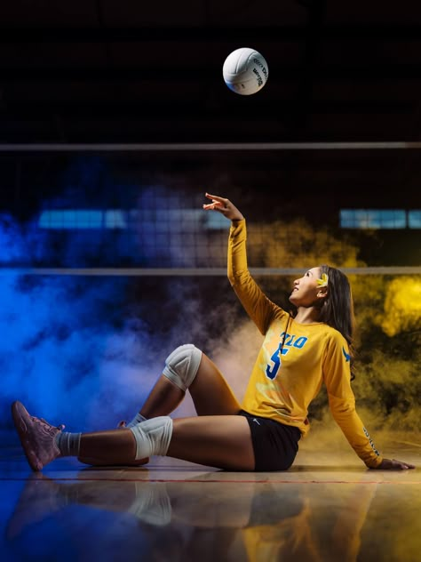 Senior Volleyball Banner, Volleyball Banners, Soccer Photography Poses, Sport Photoshoot Ideas, Volleyball Team Pictures, Sports Photoshoot, Professional Volleyball, Volleyball Photography, Volleyball Senior Pictures