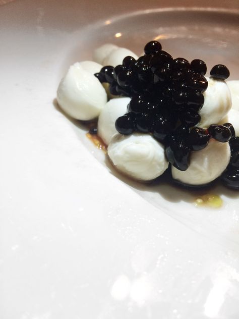 Balsamic Vinegar Pearls Recipe Wine Caviar, Balsamic Caviar, Molecular Gastronomy Plating, Gastronomy Recipes, Caviar Pearls, Balsamic Pearls, Molecular Food, How To Make Vinegar, Molecular Gastronomy Recipes