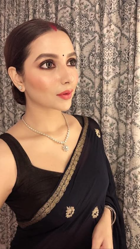 Jewellery For Black Saree, Makeup On Black Saree, Cotton Saree Look Modern, Subhashree Ganguly, Champagne Makeup, Liquid Cat, Natural Dramatic, Eyeshadow Matte, Simple Saree Designs