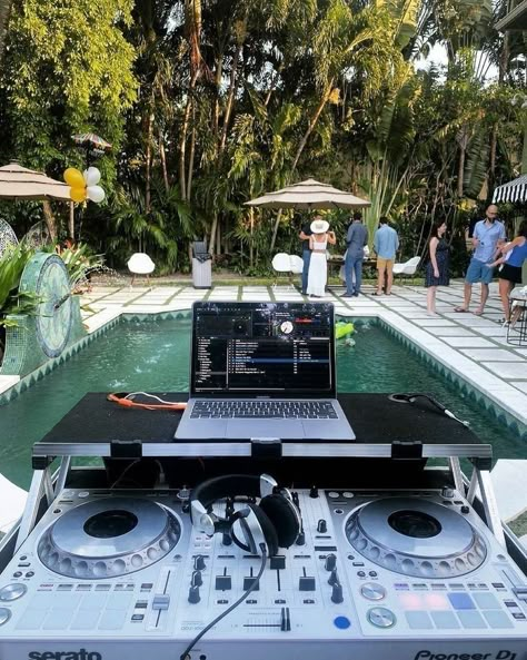 Dj Decks Aesthetic, House Music Aesthetic, Dj Aesthetic, Picnic Photography, Home Studio Setup, Music Studio Room, Dj Setup, Camila Morrone, Dj Set