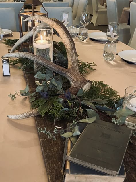 Moose Antler Centerpiece, Deer Skull Wedding Decor, Antler Table Centerpiece, Hunting Centerpiece Ideas, Elk Horn Decor Ideas, Antler Wedding Centerpieces, Western Wedding Arch, Antler Wedding Decor, Hunting Wedding Theme