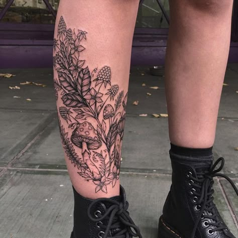 Botanisches Tattoo, Forest Tattoo, Shin Tattoo, Mushroom Tattoos, Forest Tattoos, Tattoos Geometric, Plant Tattoo, Leg Tattoos Women, Knee Tattoo