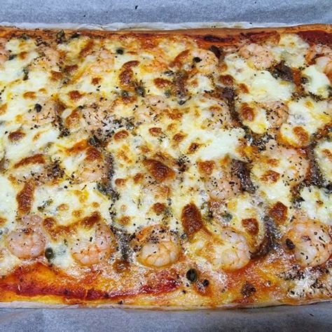 Prawn Pizza Recipes, Garlic Prawn Pizza, Prawn Pizza, Garlic Prawn, Garlic Prawns, Food O, Oven Dishes, Delicious Pizza, Pizza Recipe