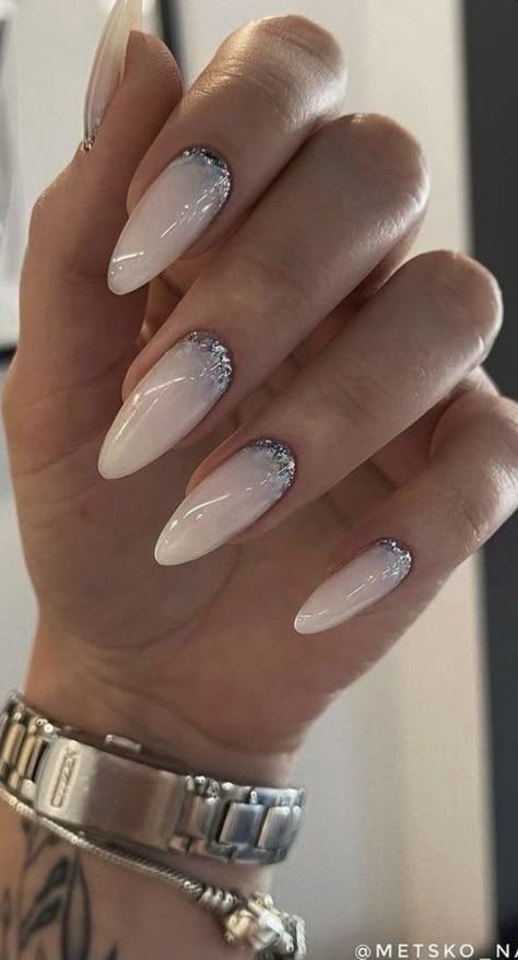 Winter Nails Nails For Christmas White, Christmas Nails Winter White, Nails 2024 Christmas, White Nails For Winter, Nails Winter White, Christmas White Nails, Nails Inspo Winter, Winter White Nails, Christmas Nails White