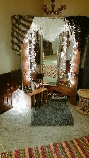 Small Vanity Ideas Bedroom Boho, Diy Floor Vanity, Small Bedroom Mirror Ideas, Boho Body Mirror, Diy Boho Vanity, Boho Mirror Diy Full Length, Floor Vanity Ideas Bedroom Diy, Hippie Bedroom Bed Frames, Floor Mirror Makeup Station