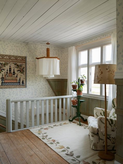 Swedish Interiors Colourful, Swedish Lake House, Cottage Upstairs, Swedish Farmhouse Style, Swedish Cottage Interior, Swedish Summer House, Swedish Country House, Gustavian Interiors, Swedish Homes