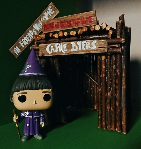 Castle Byers Stranger Things, Castle Byers Diy, Stranger Things Diorama, Stranger Things Room Ideas Diy, Stranger Things Room Decor Diy, Stranger Things Crafts Diy, Stranger Things Bedroom Ideas, Funko Pop Diorama, Stranger Things Diy Decorations