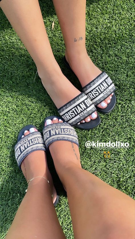 Fancy Sandals, Luxury Slides, Cute Slides, Crocs Fashion, Designer Slides, Pretty Sandals, Pretty Shoes Sneakers, Fashion Shoes Sandals, Sandals Outfit