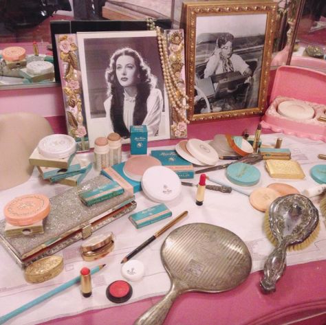 Hollywood Museum, Vintage Beauty Products, Desk Vintage, Makeup Counter, Beauty Parlour, Vintage Cosmetics, Beauty Parlor, Vintage Makeup, Sofia Coppola