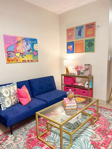 Preppy Salon Decor, Cute Preppy Living Room, Preppy Living Room Apartment, Dorm Bright Colors, Preppy College House Decor, Colorful Preppy Room, Apartment Decorating Preppy, Preppy Bright Bedroom, Colorful College Living Room