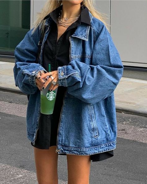 Womens Cool Outfits, Vintage Oversized Jean Jacket, 2023 Jean Jacket, Thrift Jacket Outfit, Fall Street Chic Outfits, 20 Year Old Outfits College, Oversized Jacket Jeans Outfit, Vintage Jeans Jacket Outfit, Winter Darty Szn Outfits College