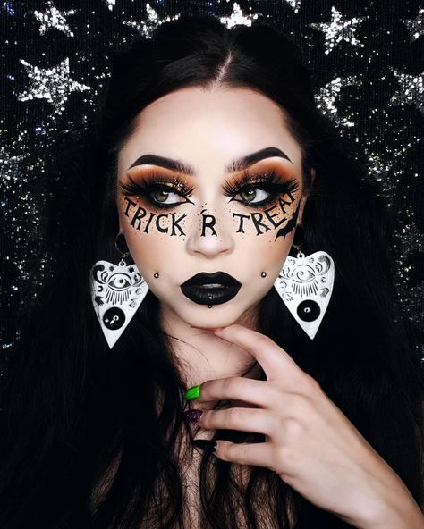 🎃🖤TRICK 'R TREAT🖤🎃 Letters will ALWAYS be one of the hardest things to draw on yourself because you have to do them backwards in the mirror… Things To Draw On Yourself, Sydney Nicole, Easy Halloween Makeup Ideas, Easy Halloween Makeup, Cute Halloween Makeup, Dangle Plugs, Halloween Makeup Ideas, Stretched Lobes, Trick R Treat