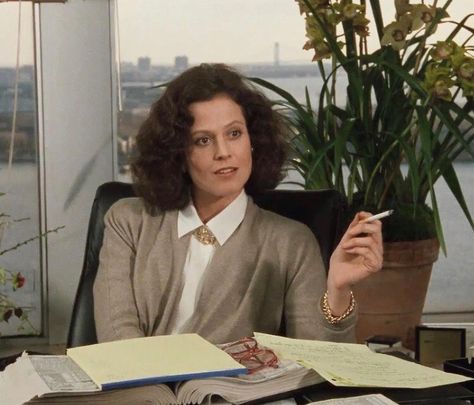 Vintage Lawyer Aesthetic, Vintage Journalist Aesthetic, 1980s Business Woman, 80s Corporate Fashion, 80s Corporate Aesthetic, 80s Office Fashion, Working Girl Movie, Secretary Aesthetic, 80s Office