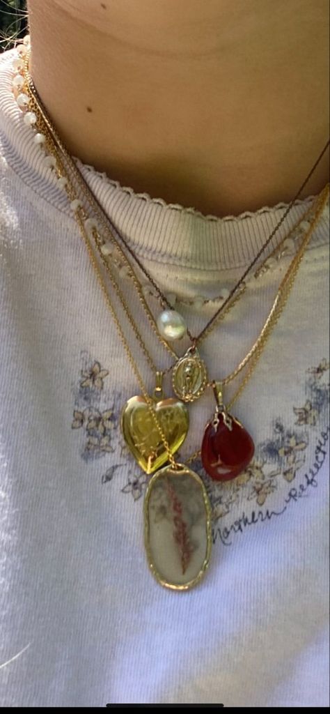 Gold Layered Necklaces, Locket Gold, Indie Jewelry, White Pearl Necklace, Dope Jewelry, Jewelry Lookbook, Funky Jewelry, Stacked Jewelry, Heart Locket