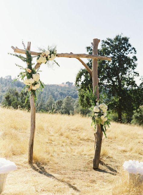 A simple wooden or wicker altar can be adorned by bunches of flowers and strings of pearls and crystals. Bush Wedding, Wedding Alters, Wedding Arch Rustic, Wedding Arbour, Wedding Altars, Blush Bridal, Open Field, Wooden Cross, Alternative Wedding