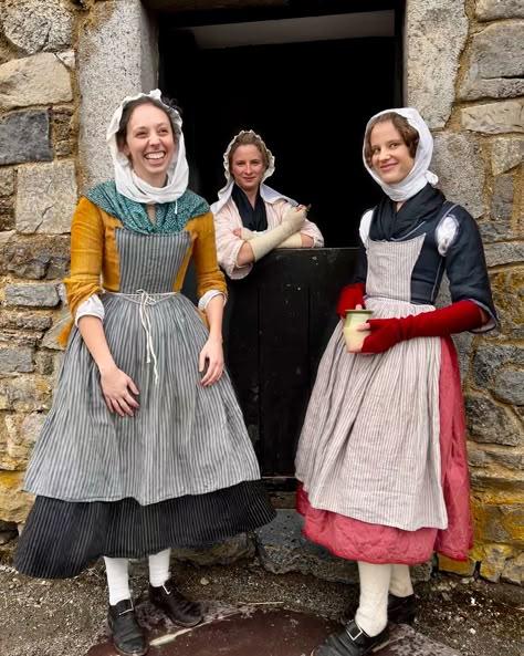 Les femmes du Carillon 💕 I love that we have a mixture of garments here to represent what French Canadian women were wearing in the mid eighteenth century. From left to right, a jacket, a manteau de lit, and a corset! . . . #fortticonderoga #fortcarillon #nouvellefrance #histoiredefrance #canada #18thcentury #18iemesiecle #18thcenturycanada #canadiennes #18thcenturyfashion #dresshistory #livinghistory #frenchandindianwar #sevenyearswar #laguerredelaconquête #handsewn #historicalcostuming #1... Outlander Outfits, Hobbit Dress, Fort Ticonderoga, Colonial Dress, Canadian Women, Historical Costuming, French Canadian, Belle Beauty And The Beast, Dress History