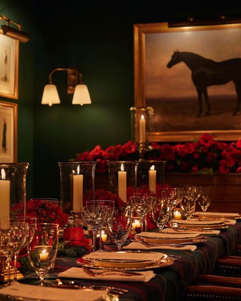 The Polo Bar on Instagram: “#RalphLaurenHome creates a festive setting for #TaylorHill holiday gathering at #ThePoloBar.” Ralph Lauren Holiday, Ralph Lauren Christmas, Lake House Living Room, Polo Bar, Christmas Dining Table, Party Table Settings, Christmas Interiors, Christmas Feeling, Dinner Themes